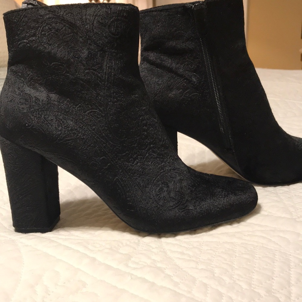 🖤🤍SALE: TAHARI BEAUTIFUL black booties!